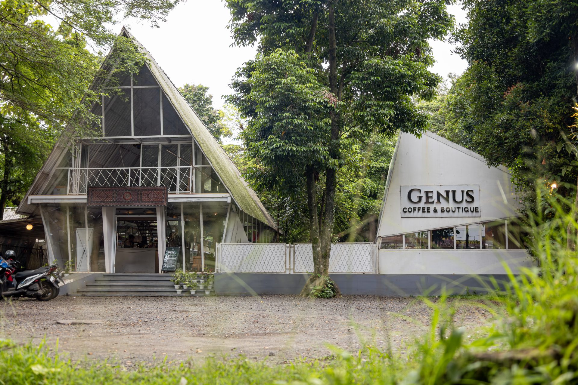 Foto Suasana GENUS Coffee & Boutique dari depan toko